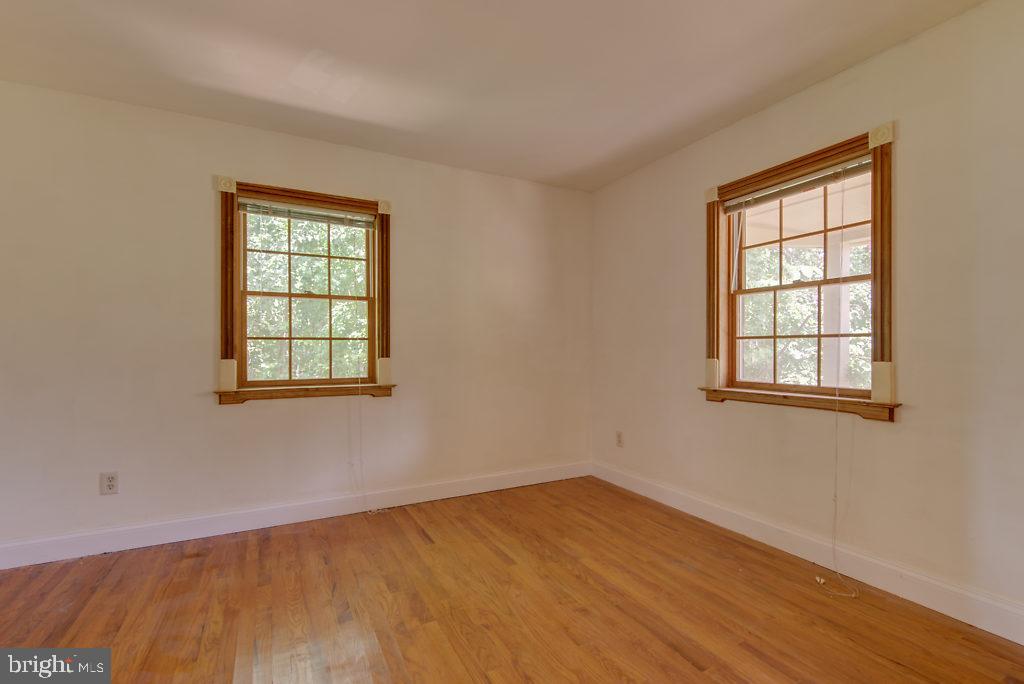 740 Powhatan Beach Road Pasadena, MD 21122 - Photo 19 of 39 1st floor bedroom