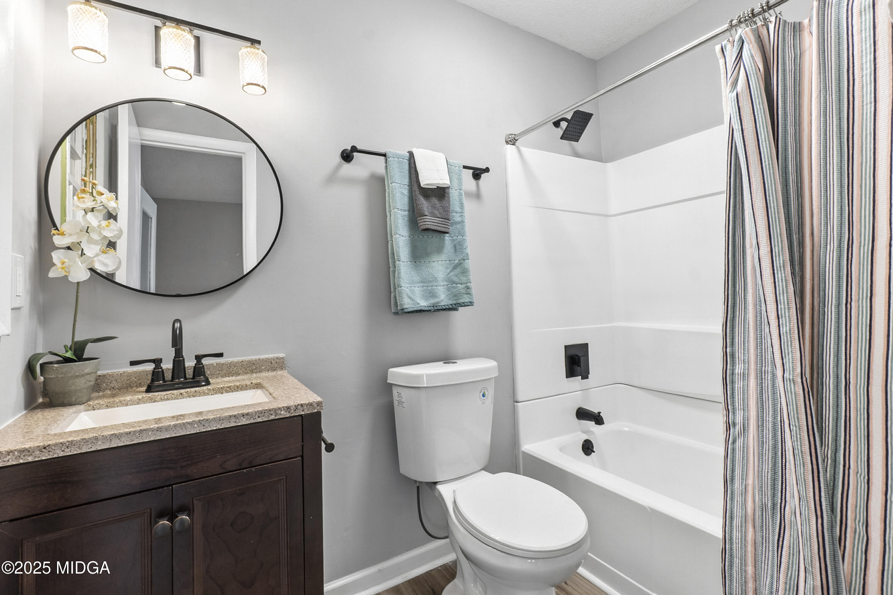 109 Scarborough Road Centerville, GA 31028 - Photo 30 of 52 a bathroom with a toilet sink vanity tub and mirror