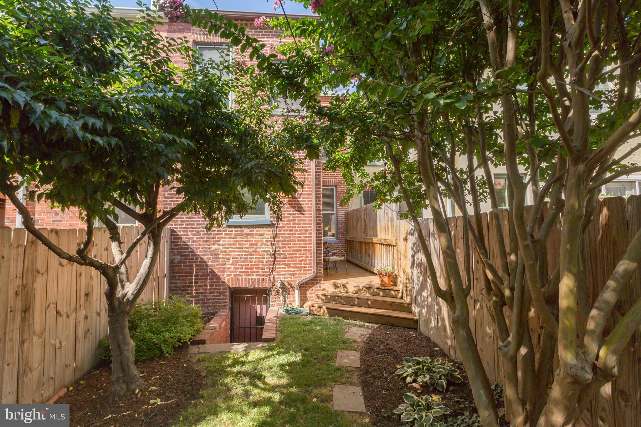 1450 T Street Northwest Washington, DC 20009 - Photo 13 of 14 a backyard of a house with lots of green space