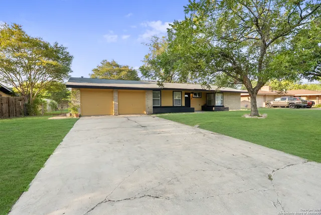 $249,000 | 209 Windcrest Drive, Windcrest, TX 78239