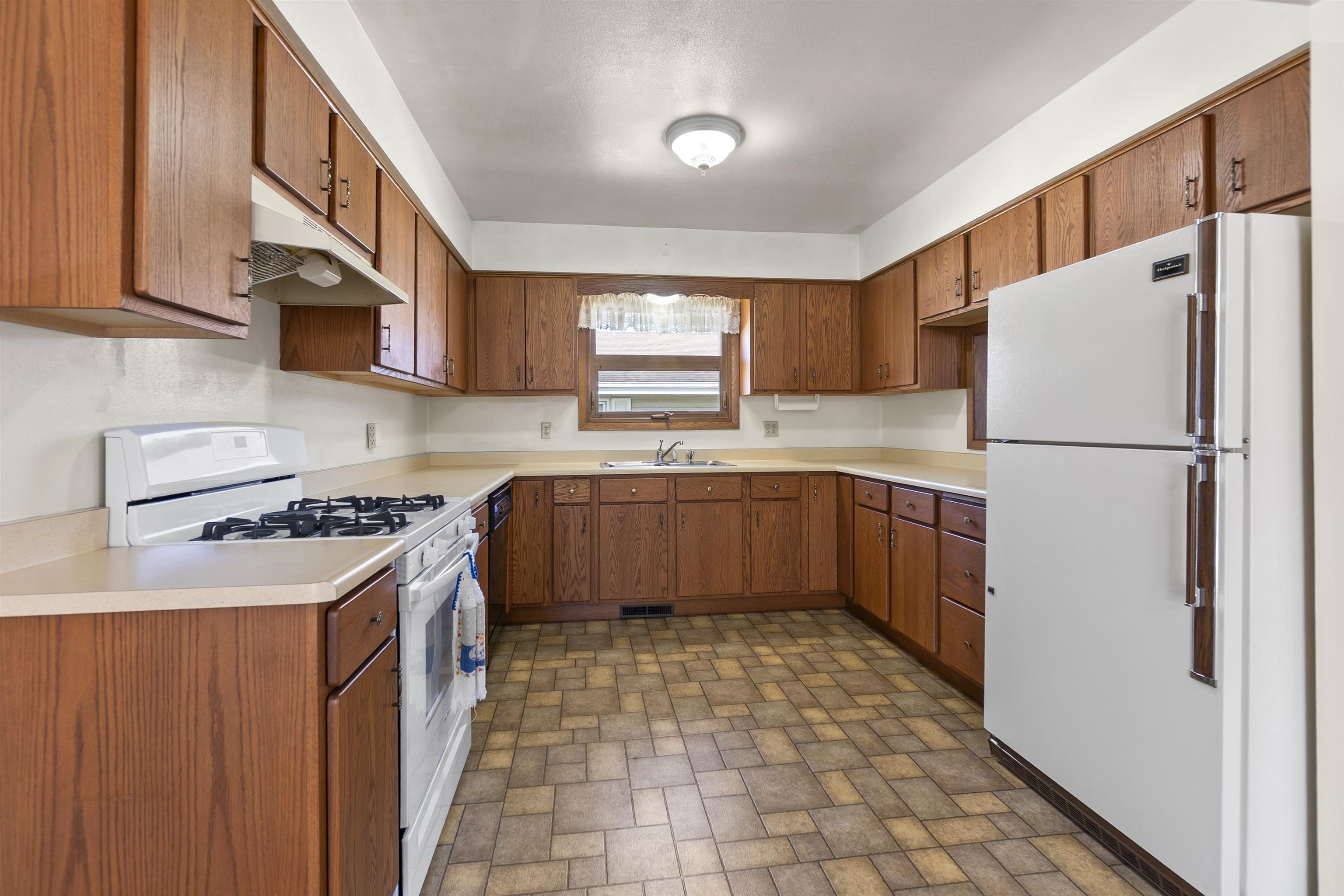 421 Manhattan Street Chilton, WI 53014 - Photo 2 of 29