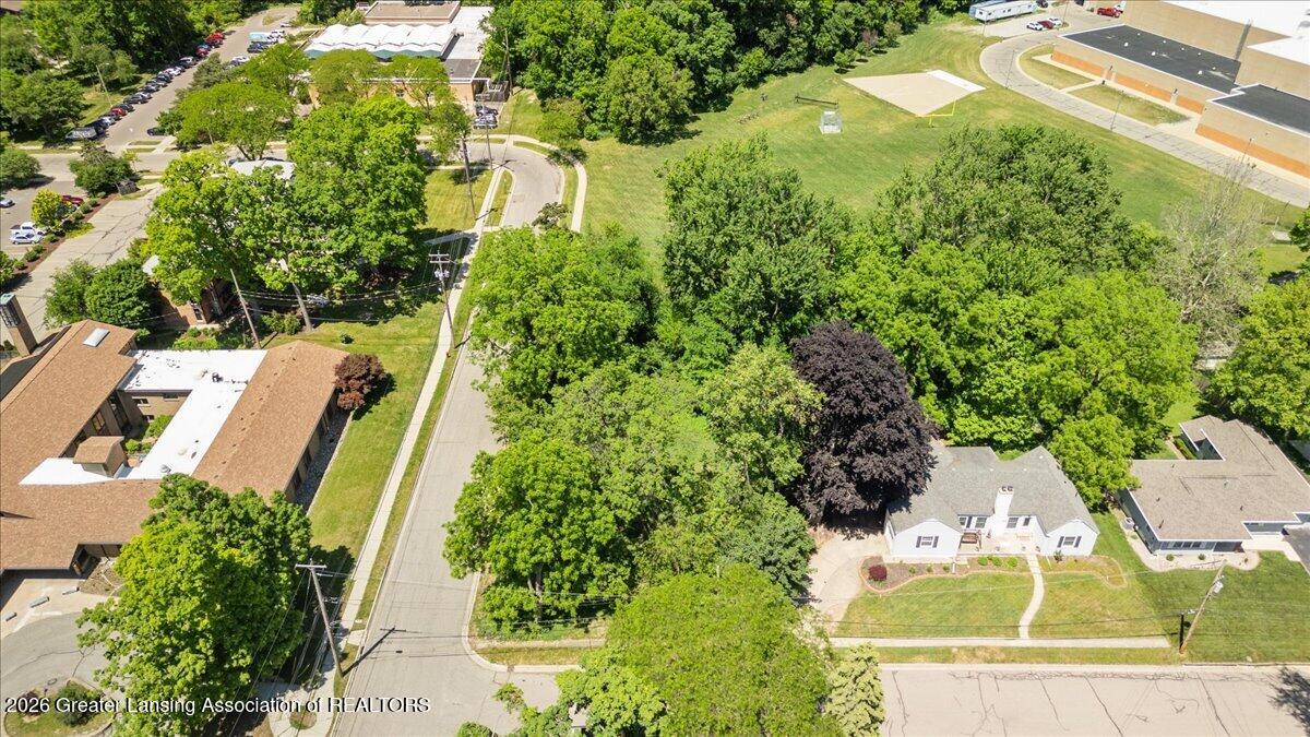 201 Ridge Road East Lansing, MI 48823 - Photo 13 of 18 17-Media Jett - 12