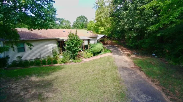 a view of a house with backyard