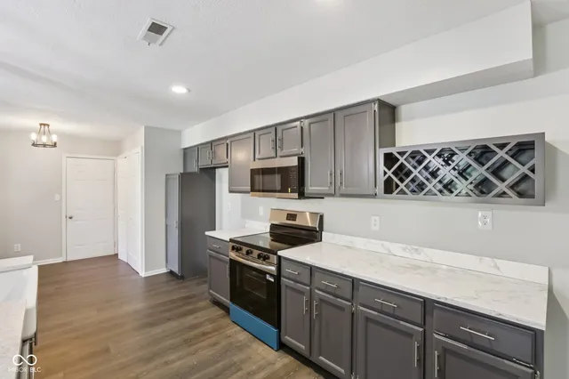 $285,000 | 9364 Oak Run E Drive, Indianapolis, IN 46260