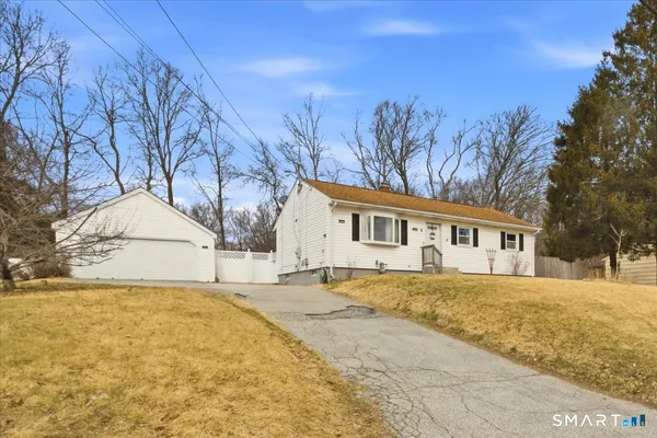 $339,000 | 8 Manor Road, Montville, CT 06370