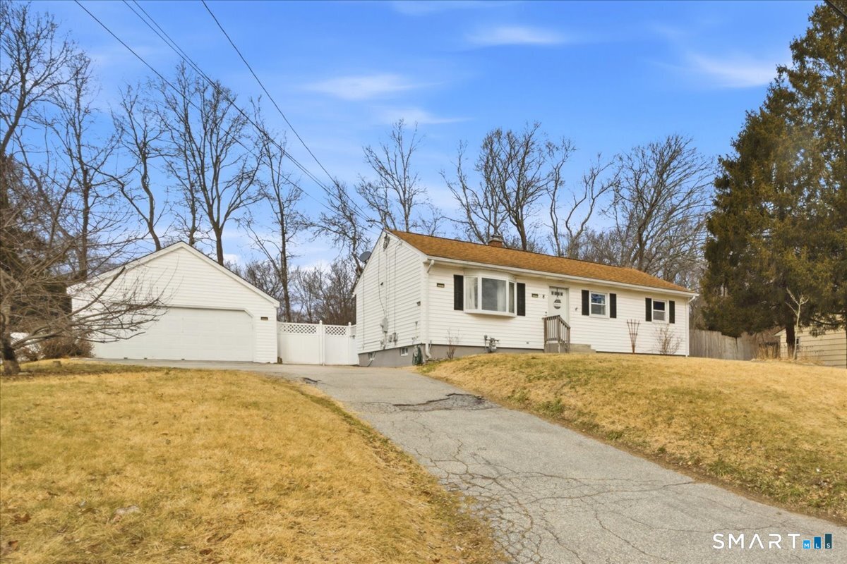 8 Manor Road Montville, CT 06370 - Photo 20 of 28