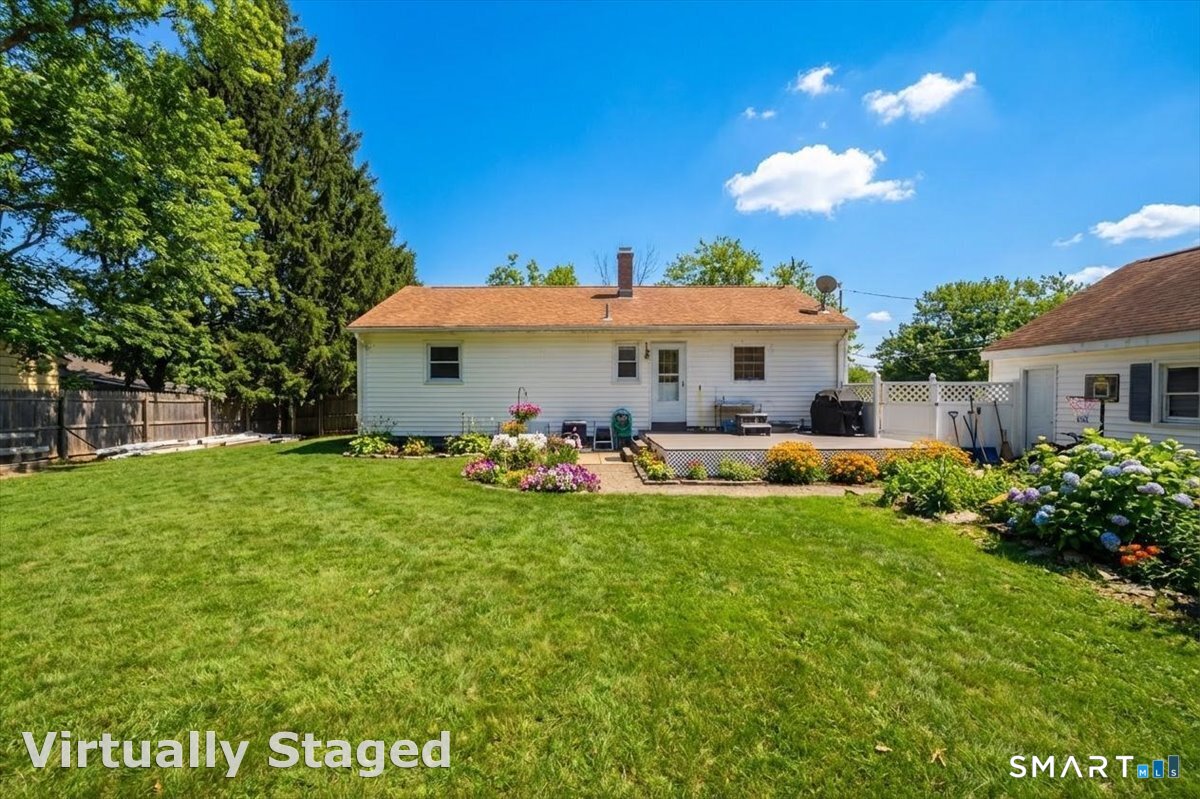 8 Manor Road Montville, CT 06370 - Photo 3 of 28