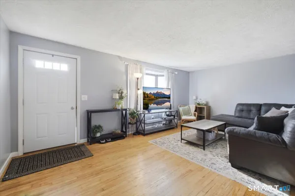 $339,000 | 8 Manor Road, Montville, CT 06370