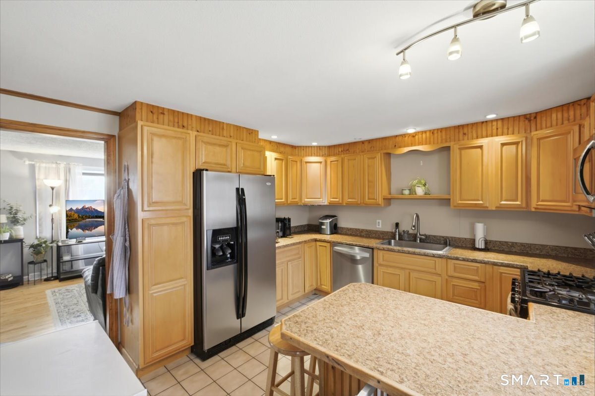 8 Manor Road Montville, CT 06370 - Photo 6 of 28