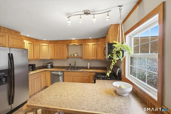 $339,000 | 8 Manor Road, Montville, CT 06370