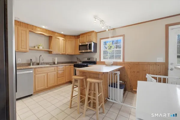 $339,000 | 8 Manor Road, Montville, CT 06370