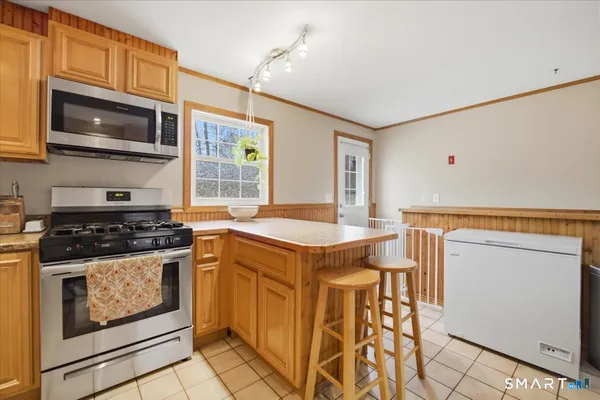 $339,000 | 8 Manor Road, Montville, CT 06370