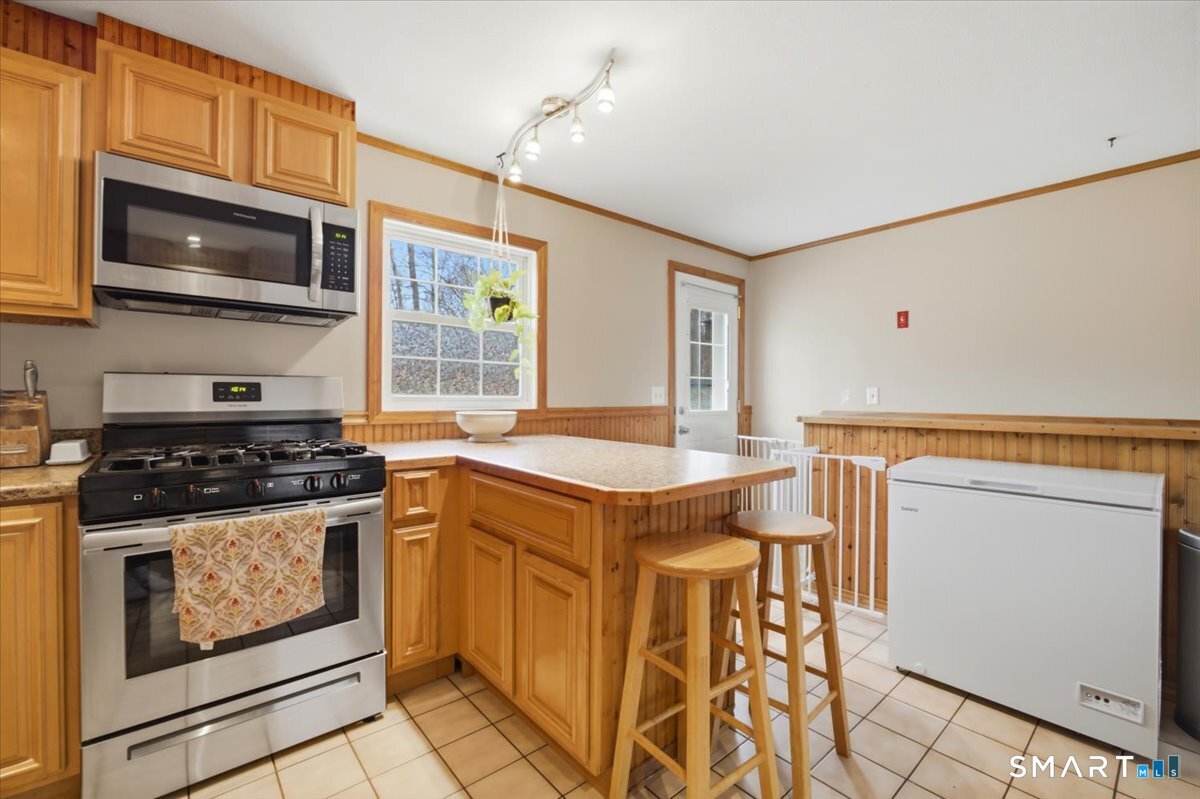 8 Manor Road Montville, CT 06370 - Photo 9 of 28