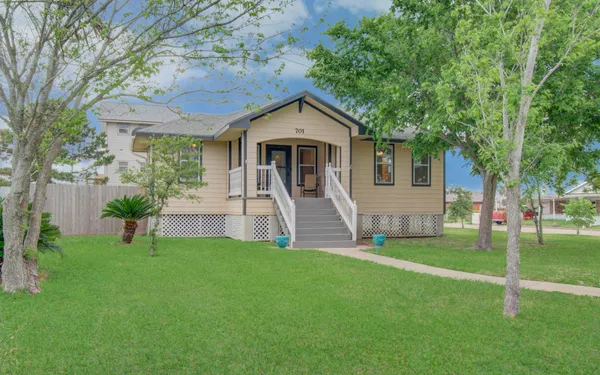 $1,850 | 701 31st Street, Galveston, TX 77550