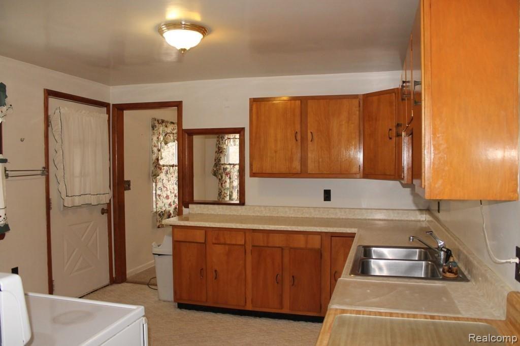 10321 Gordon Road Fenton, MI 48430 - Photo 6 of 37 Kitchen with door to rear yard.