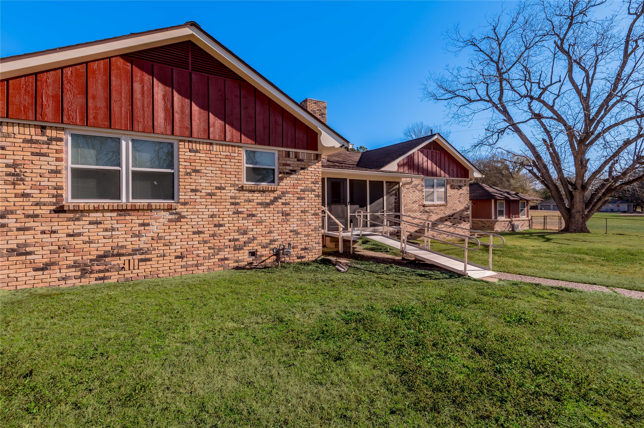 2201 Badger Lane Huntsville, TX 77320 - Photo 4 of 32