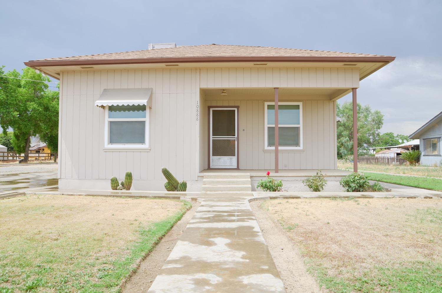 10888 Ave 412 Dinuba, CA 93618 - Photo 2 of 15 a front view of a house with a yard