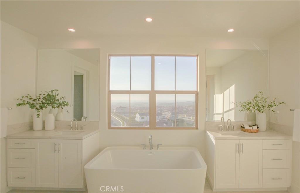 137 Oakstone Irvine, CA 92618 - Photo 22 of 23 a bathroom with a bathtub sink and mirror