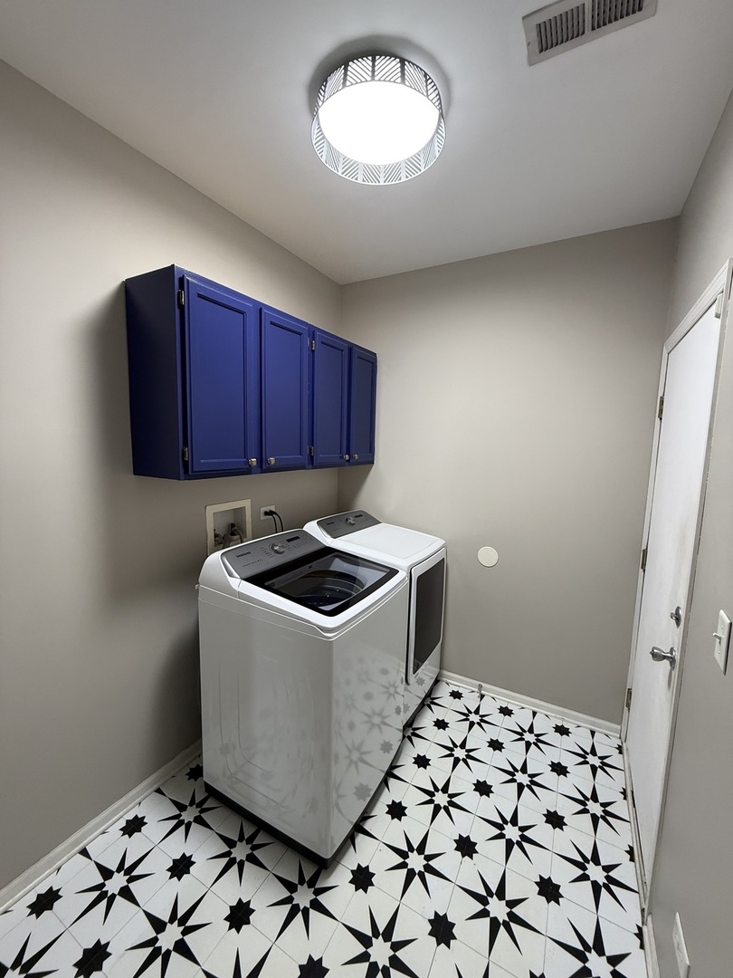 1586 Millbrook Drive Algonquin, IL 60102 - Photo 15 of 18 a utility room with washer and dryer