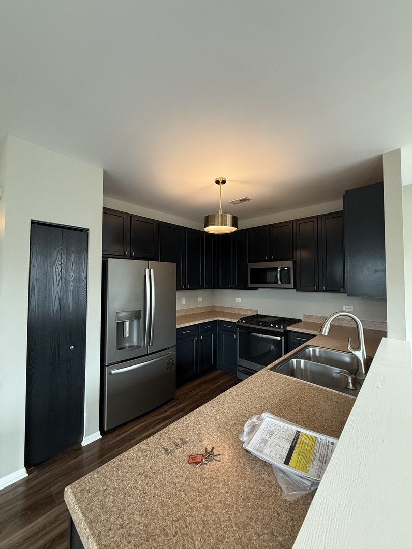 1586 Millbrook Drive Algonquin, IL 60102 - Photo 3 of 18 a kitchen that has a sink and a stove in it