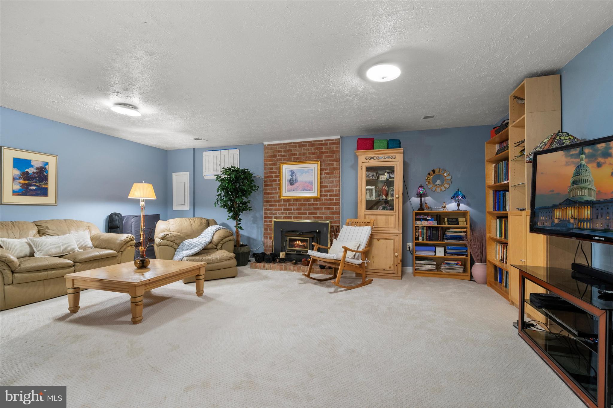 5504 Winford Court Fairfax, VA 22032 - Photo 36 of 61 a living room with furniture and a gym equipment