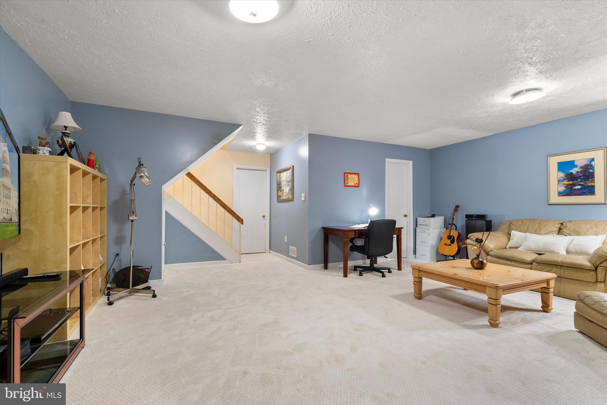 5504 Winford Court Fairfax, VA 22032 - Photo 39 of 61 a living room with furniture and a potted plant