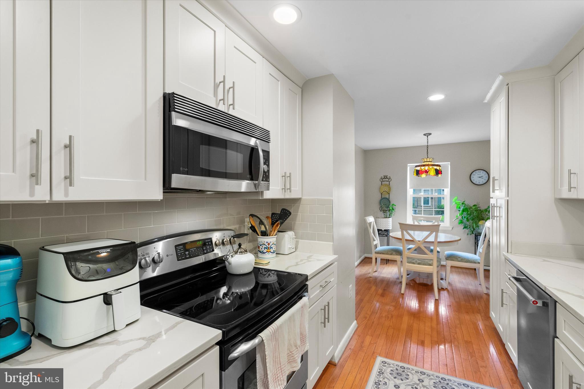 5504 Winford Court Fairfax, VA 22032 - Photo 8 of 61 a kitchen with a stove a sink and a microwave