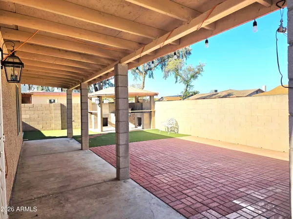 a view of a backyard