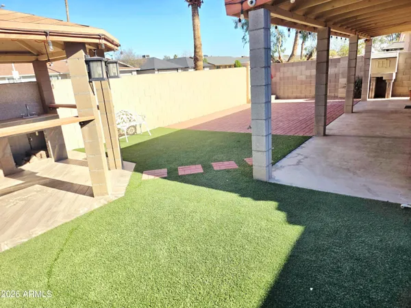 a view of a back yard