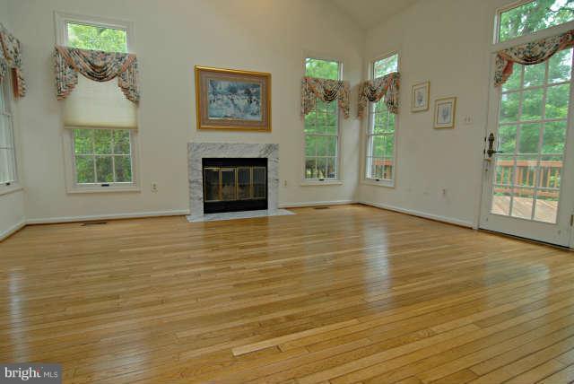 9226 Ispahan Loop Laurel, MD 20708 - Photo 3 of 29 Living Room