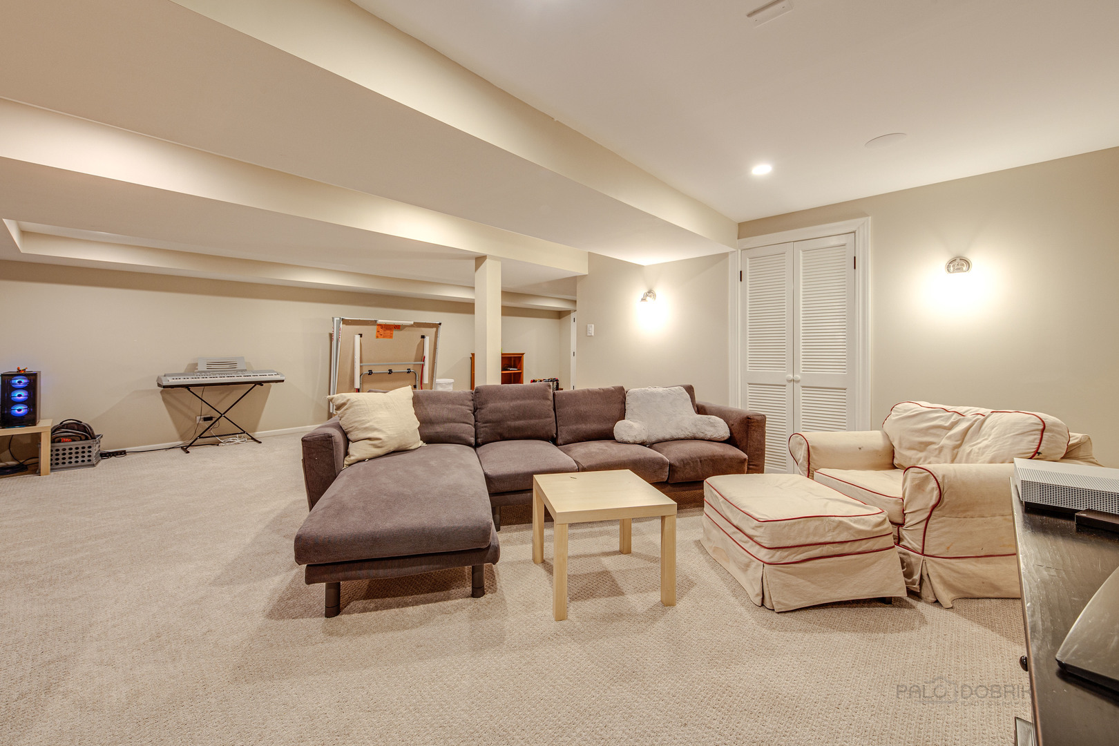 50 Ravine Forest Drive Lake Bluff, IL 60044 - Photo 36 of 44 a living room with furniture and a lamp