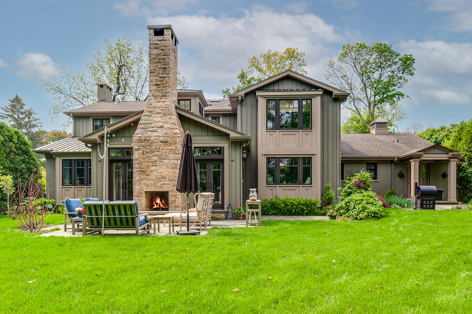 50 Ravine Forest Drive Lake Bluff, IL 60044 - Photo 4 of 44 a front view of a house with garden