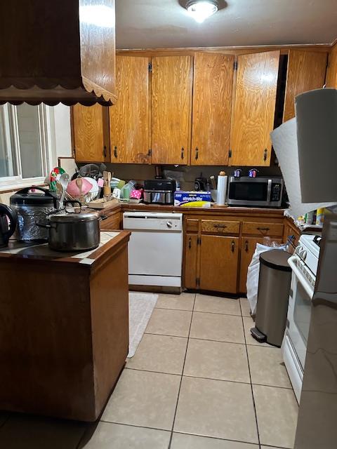 891 Hansen Avenue Merced, CA 95340 - Photo 3 of 6 a kitchen with a sink counter top space and appliances