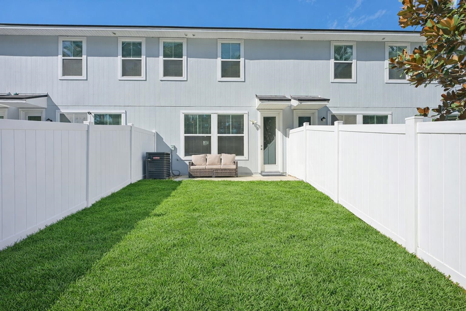 22 Ridge Lake Road St. Augustine, FL 32086 - Photo 26 of 31 a backyard of a house with table and chairs