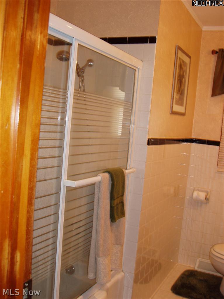 2208 Keystone Road Cleveland, OH 44134 - Photo 8 of 17 Renovated Bathroom.