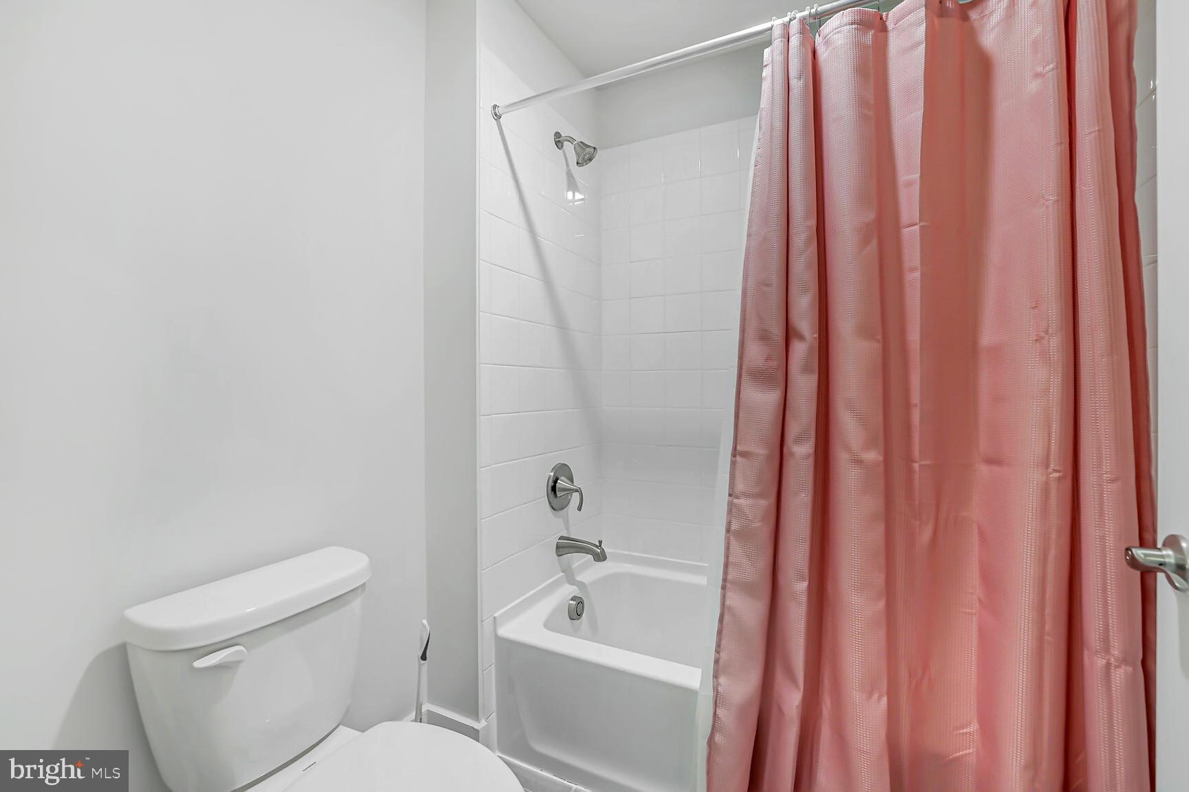 23420 Woodfield Road Gaithersburg, MD 20882 - Photo 32 of 50 a bathroom with a toilet a sink and bathtub