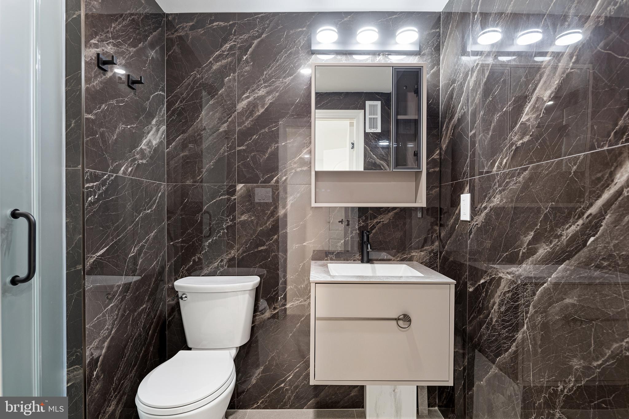 321 South 3rd Street Philadelphia, PA 19106 - Photo 27 of 43 Second Floor Full Bathroom