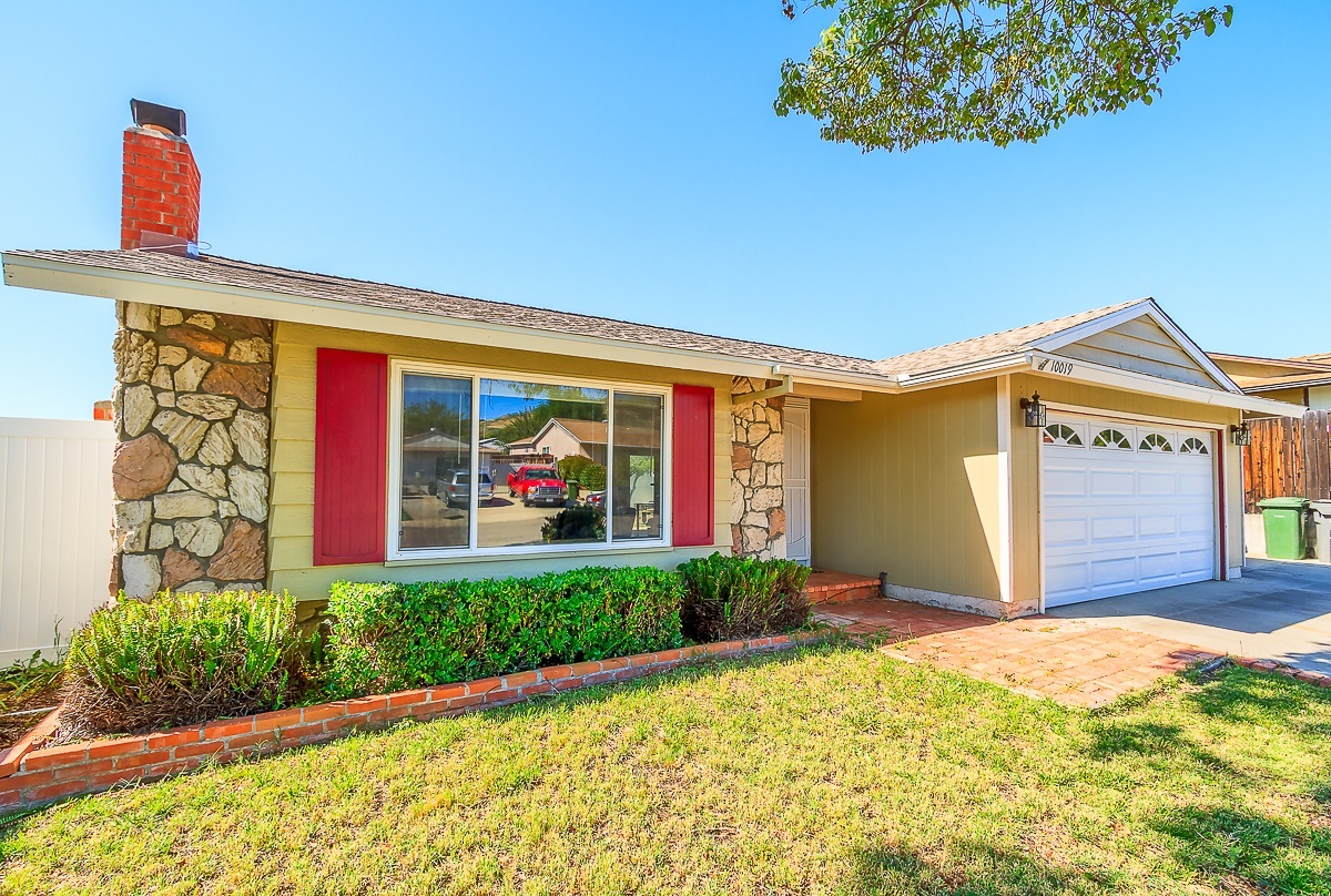 10019 Pinewood View Santee, CA 92071 - Photo 3 of 25 Gallery Image 3