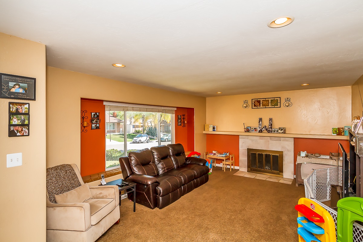 10019 Pinewood View Santee, CA 92071 - Photo 4 of 25 Gallery Image 4