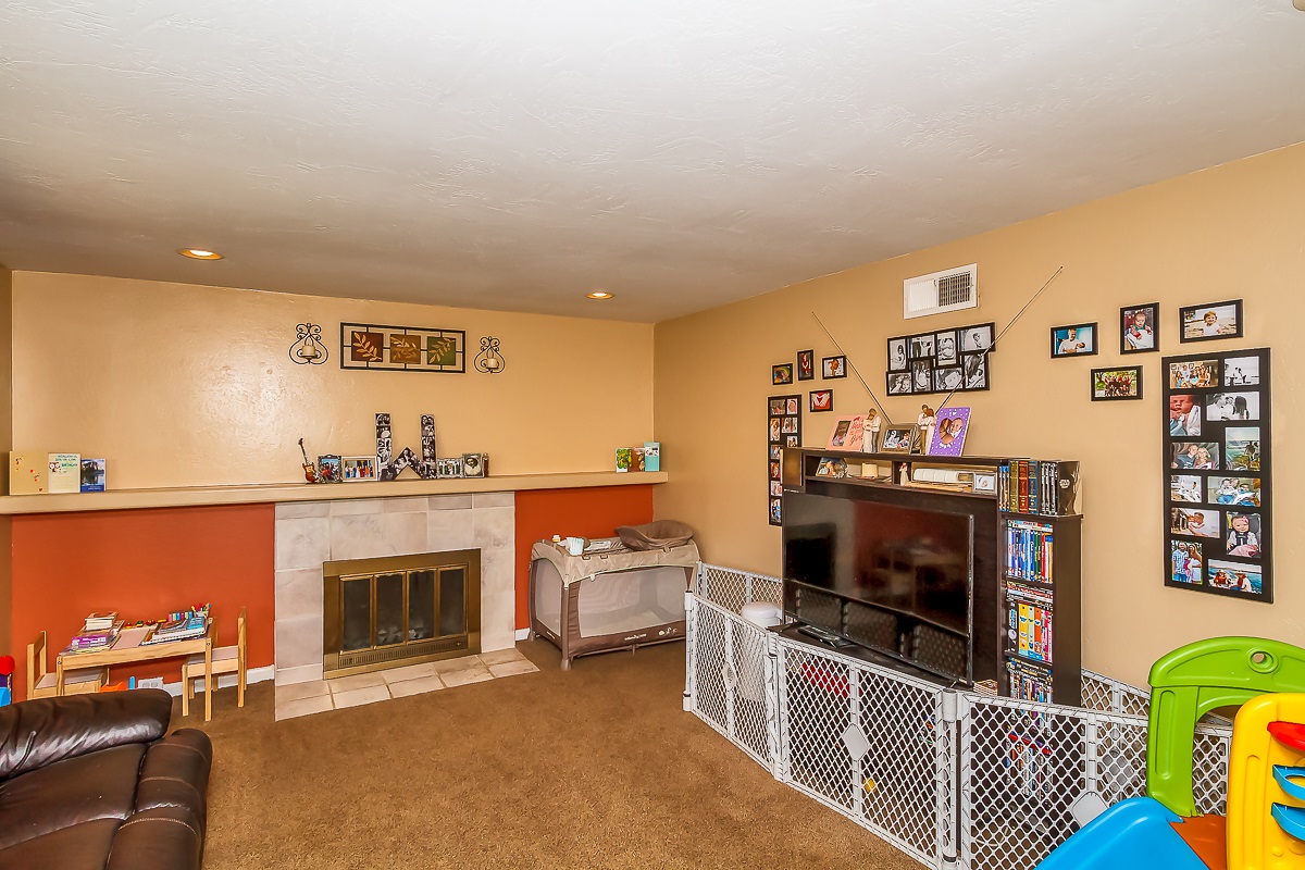 10019 Pinewood View Santee, CA 92071 - Photo 5 of 25 Gallery Image 5