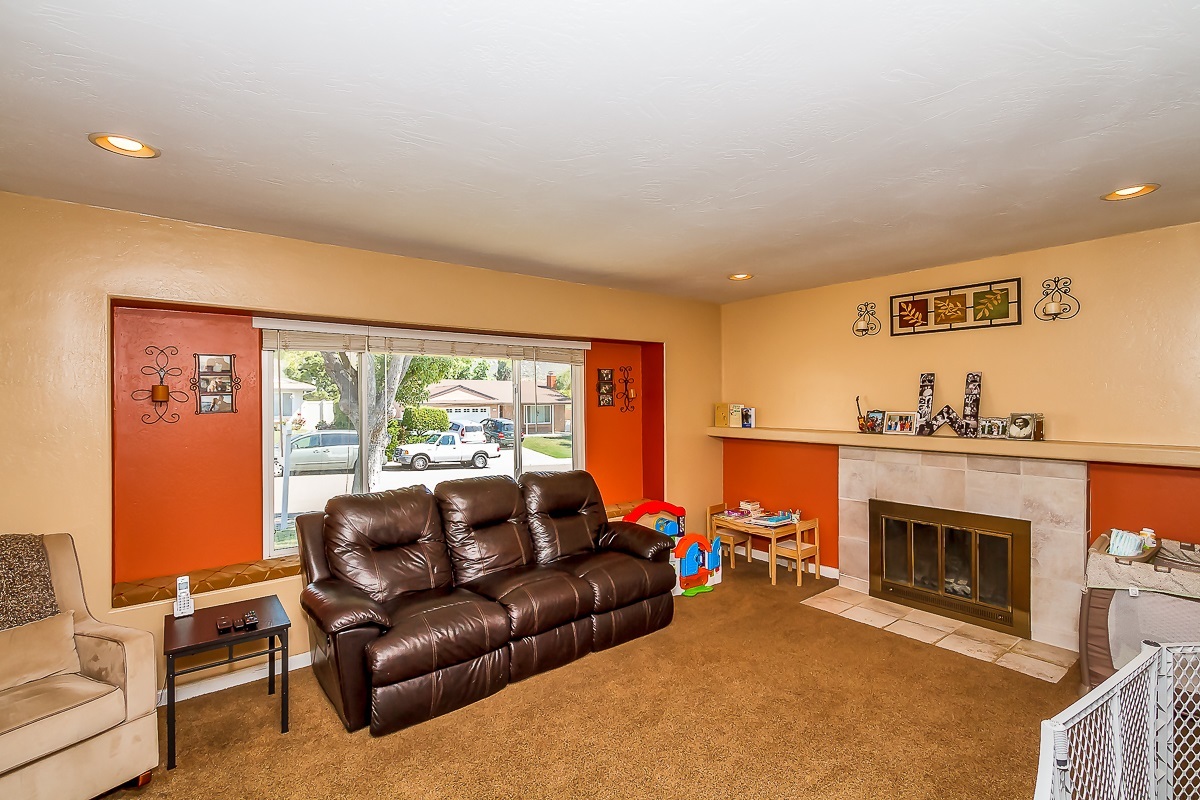 10019 Pinewood View Santee, CA 92071 - Photo 6 of 25 Gallery Image 6