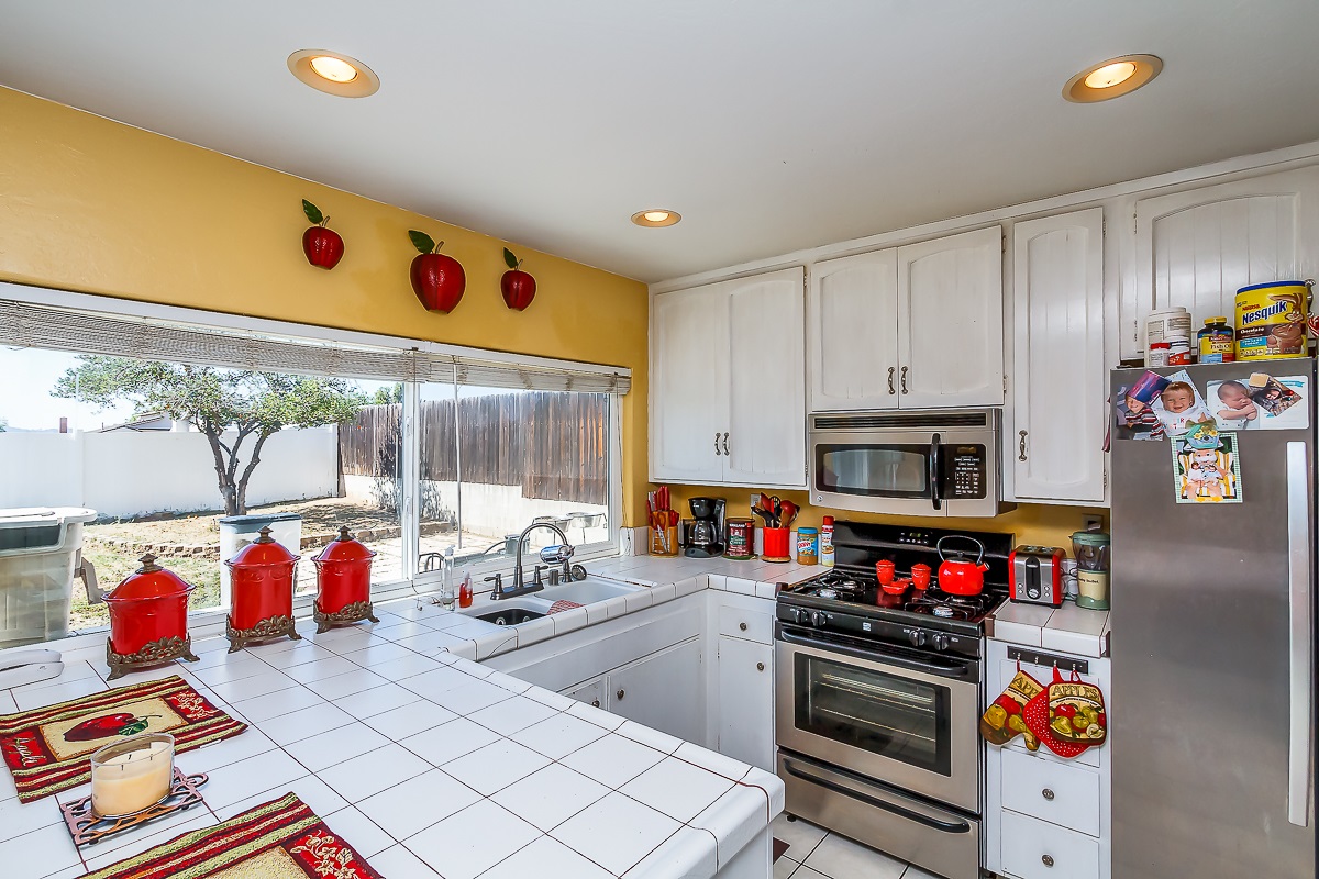10019 Pinewood View Santee, CA 92071 - Photo 8 of 25 Gallery Image 8