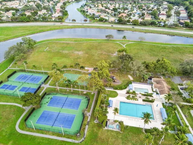 a picture of a bathroom with a picture on the wall