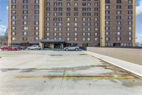 $145,000 | 700 East 8th Street, Unit 7Q, Kansas City, MO 64106