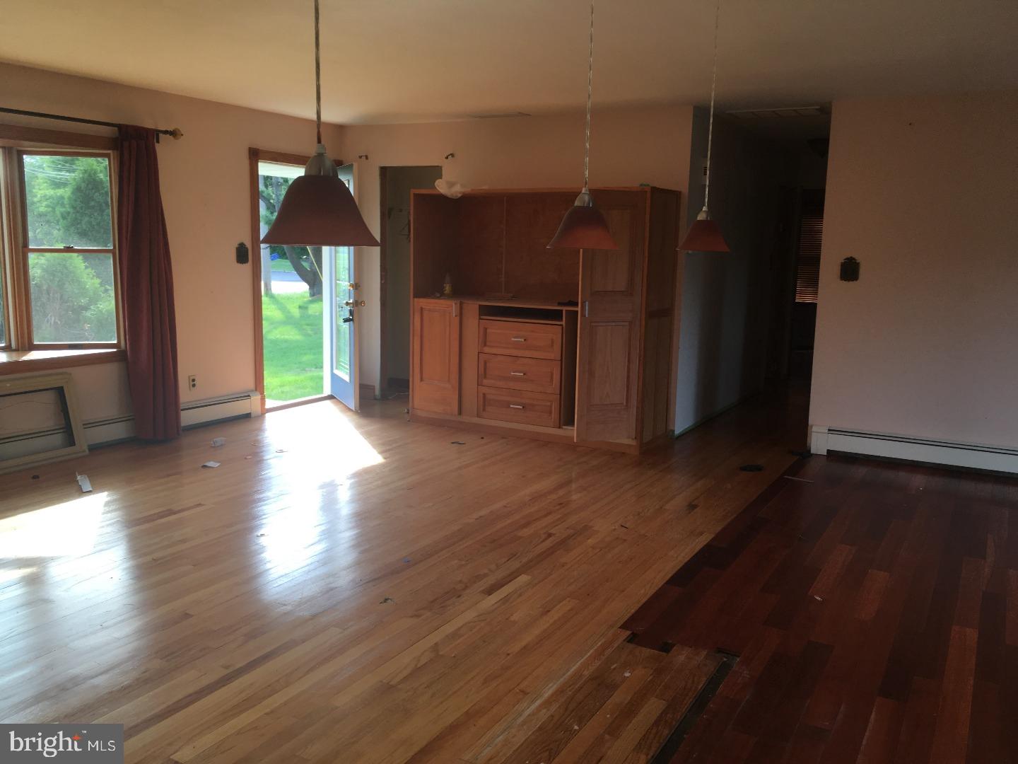 318 Meadowbrook Road Robbinsville, NJ 08691 - Photo 4 of 16 Living Room