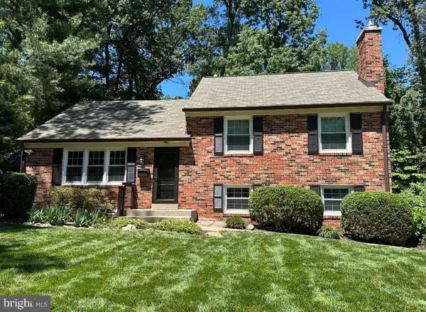 $950,000 | 8916 Moreland Lane, Annandale, VA 22003