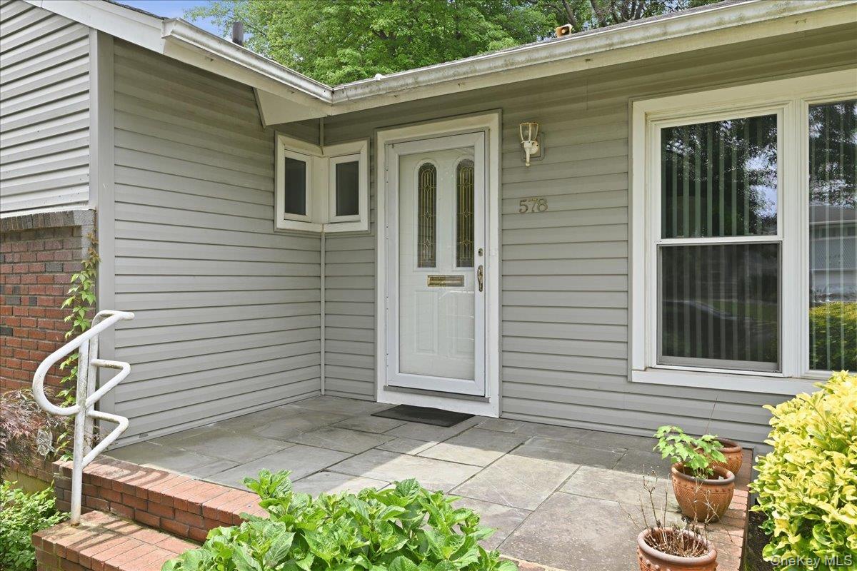 578 Richmond Road East Meadow, NY 11554 - Photo 3 of 33