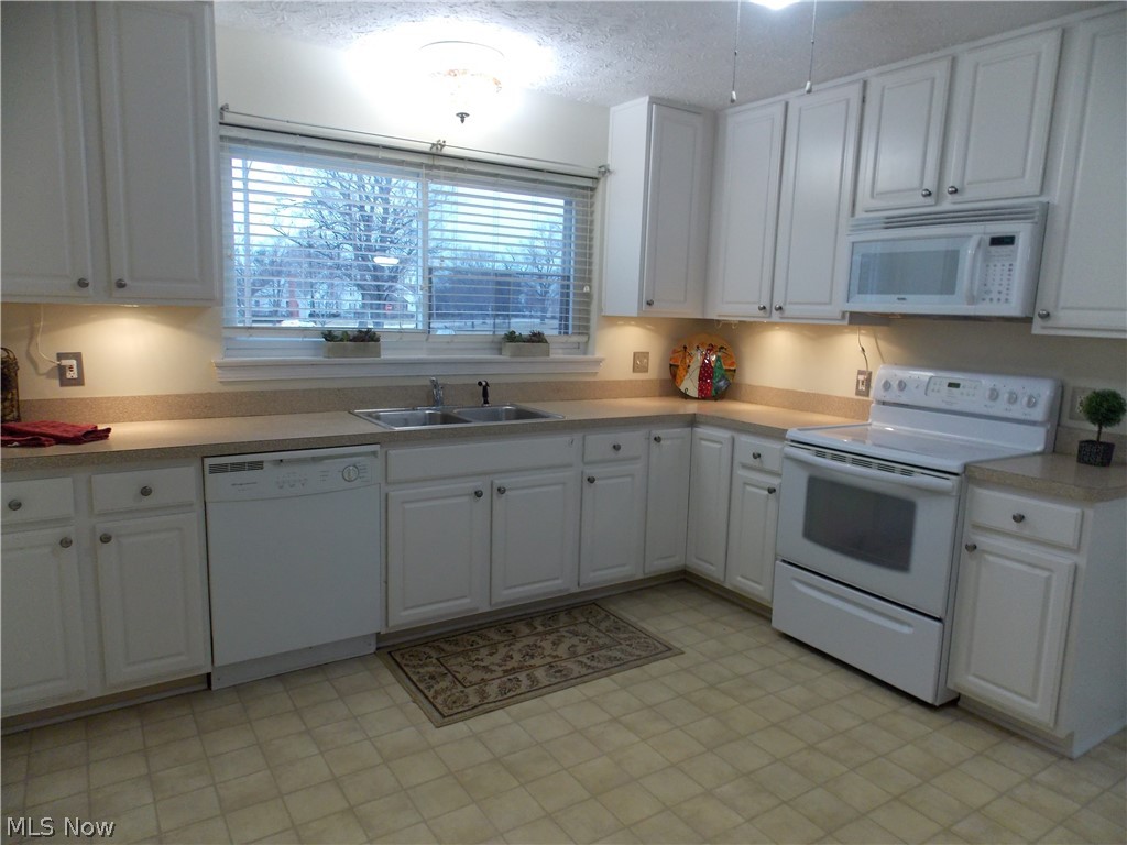 6299 South Canterbury Road Parma, OH 44129 - Photo 7 of 26 Spacious kitchen with plenty of room for eat in dining.