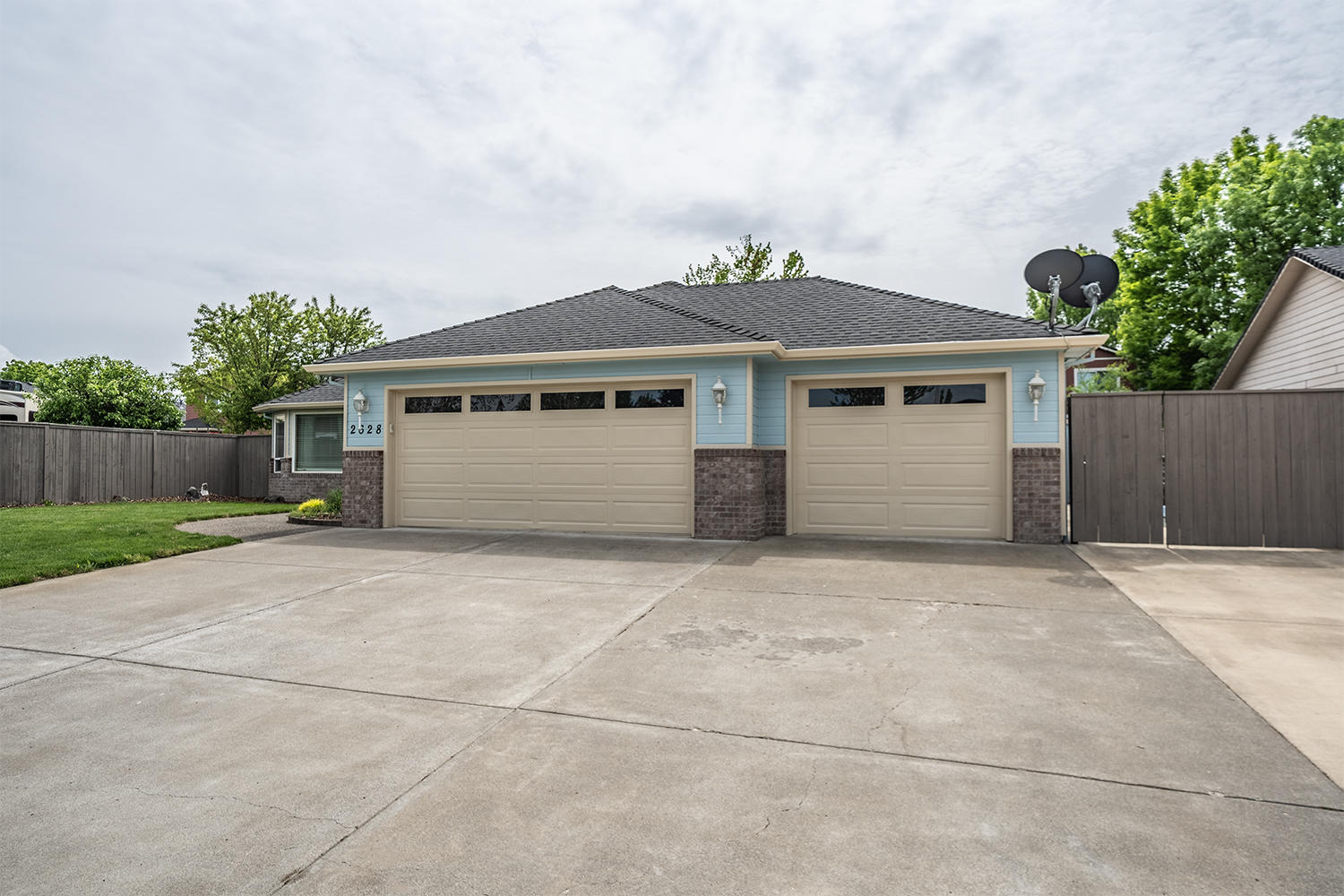 2628 Beebe Road Central Point, OR 97502 - Photo 2 of 27 a front view of a house with a yard and garage