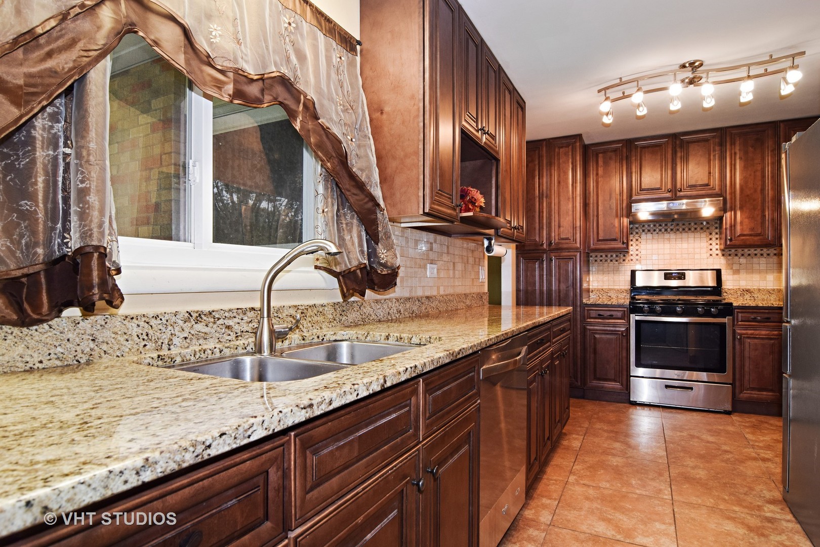 1675 Bedford Road Hoffman Estates, IL 60169 - Photo 5 of 15